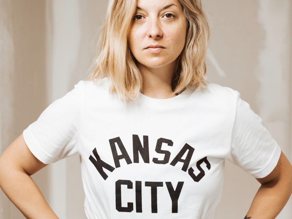 moderni sieviešu T-krekli