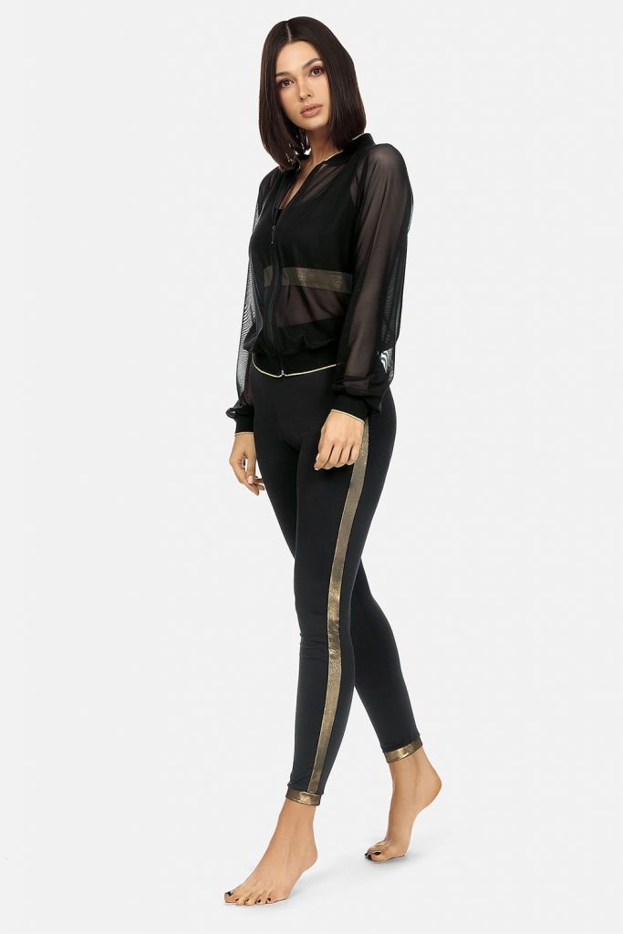 modne czarne legginsy ze złotymi paskami po bokach
